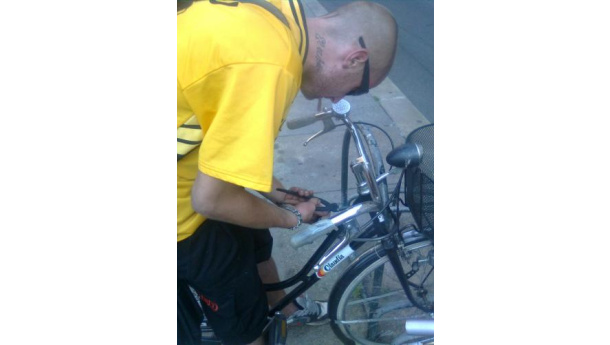 Immagine: Quest'uomo sta rubando una bici in piazza Carlo Alberto a Torino o è la sua?