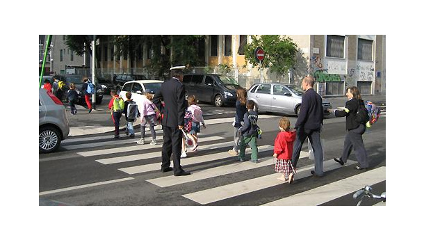 Immagine: Pedibus a Milano: 4.000 bambini a scuola a piedi per 2 anni