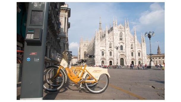 Immagine: Milano, rubano tre biciclette del bike sharing: arrestati quattro turisti portoghesi