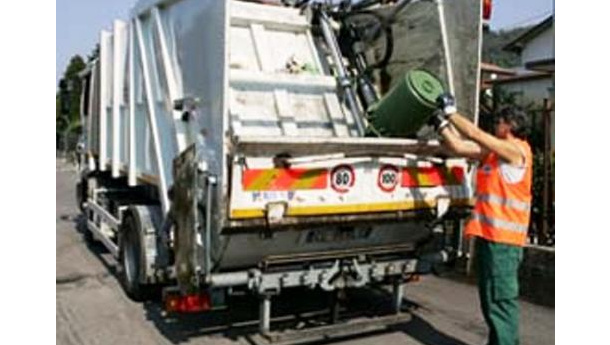 Immagine: Napoli, lancio di pietre contro un camion dei rifiuti. L'appello alla legalità del presidente di Asia