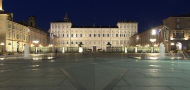 Piazza Castello, sdraio in affitto a rimpiazzare le panchine? Ma non c'è nessun 