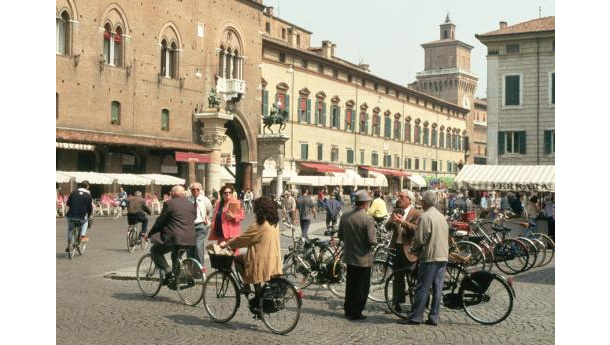 Immagine: Ferrara, zona 30 e biciclette contromano