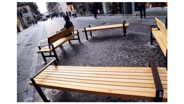 Immagine: Panchine al debutto in via Lagrange