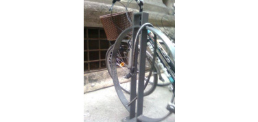 Gli rubano la bici davanti al Comune, la disavventura di un milanese