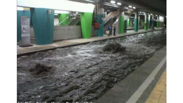 Immagine: Napoli sott'acqua: la metropolitana è un fiume in piena