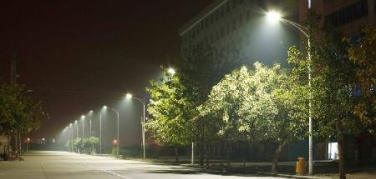 Il paradosso dell'illuminazione: il governo vara il Cieli Bui, ma la nuova norma UNI chiede più luce