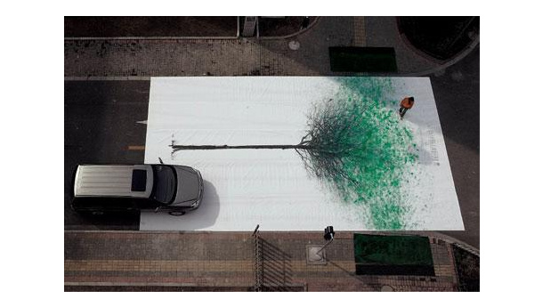 Immagine: Green Pedestrian Crossing: la città mette le foglie solo se la calpesti...