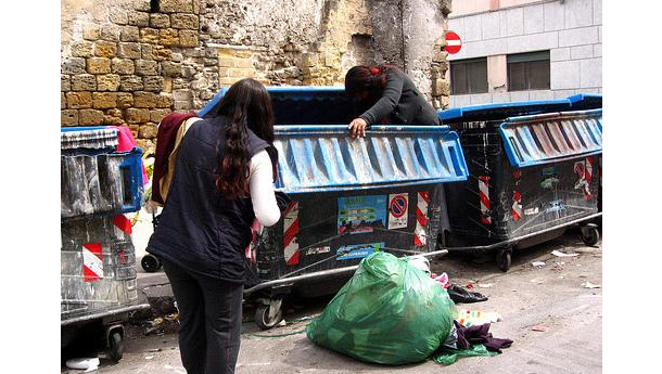 Immagine: Roma e le multe a chi viene sorpreso a rovistare nei rifiuti