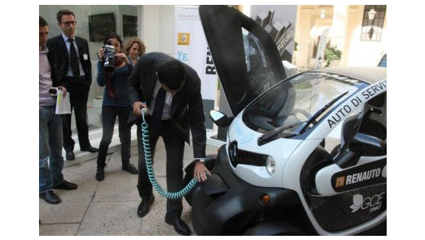 Immagine: Bari, auto elettriche: la prima colonnina al Petruzzelli | Gli interventi della giornata