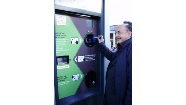 Immagine: EcoBank: successo ad Alessandria per la macchina che dà 2 centesimi a bottiglia