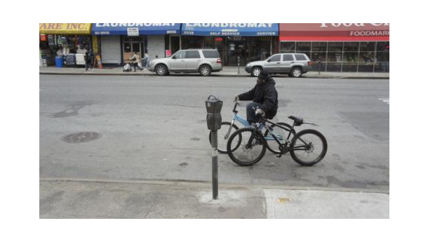 Immagine: Bici a rimorchio: chi pedala su una bici e ne spinge a mano un'altra è un ladro? | Video