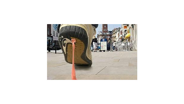 Immagine: Pulire Roma dalle gomme da masticare costa due milioni all'anno