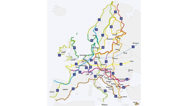 Immagine: EuroVelo: 70.000 km ciclabili per unire l'Europa. L'appello di FIAB agli europarlamentari