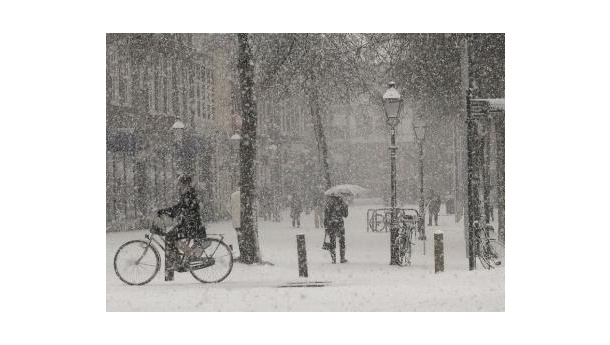 Immagine: Revocato a Bologna il divieto di pedalare con la neve. Anche sotto le Due Torri 