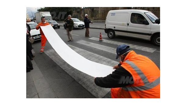 Immagine: Strisce pedonali pericolose: botta e risposta tra motociclisti e Comune di Milano