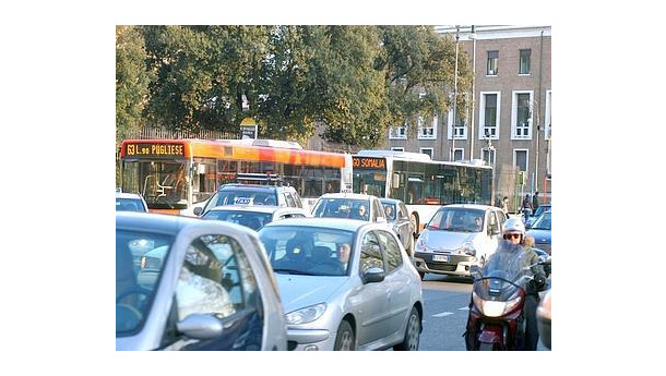 Immagine: Aci e Censis: con la crisi meno km percorsi e automobilisti più disciplinati