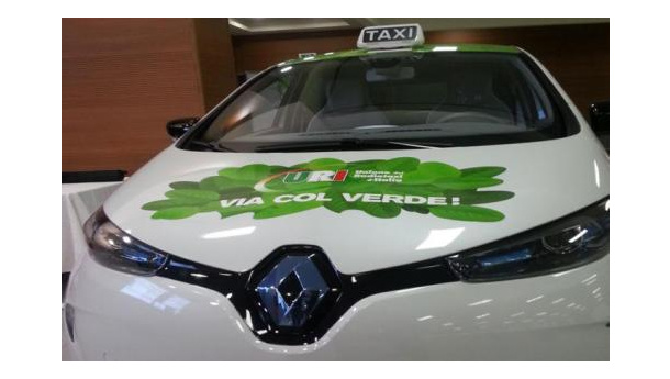Immagine: Roma sperimenta i taxi a impatto zero