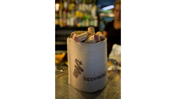 Immagine: Come riciclare i tappi di sughero dopo il brindisi? Lo spiega Rilegno