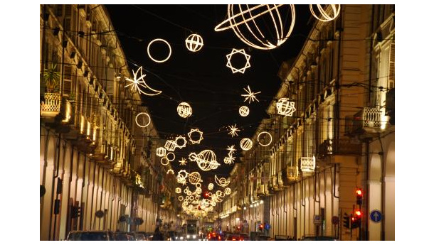 Immagine: Luci a Torino: quelle d'Artista si spengono prima, ma i lampioni no