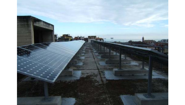Immagine: Bari, solarizzazione dei tetti. Pannelli fotovoltaici su cinque palestre comunali