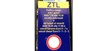 Torino, nuovi blocchi anti-smog: gaffe del Comune sui cartelloni