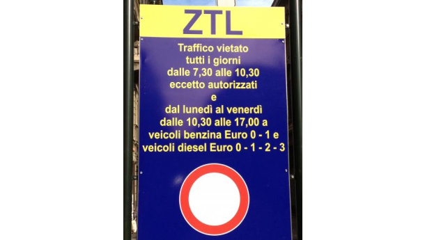 Immagine: Torino, nuovi blocchi anti-smog: gaffe del Comune sui cartelloni