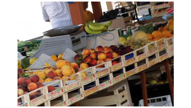 Immagine: Anche al mercato crollano i rifiuti