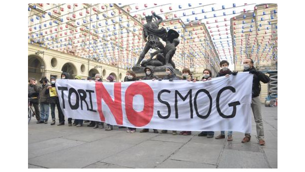 Immagine: Torino, Euro 3 diesel e Ztl: le voci degli ambientalisti torinesi sotto il consiglio comunale | Video