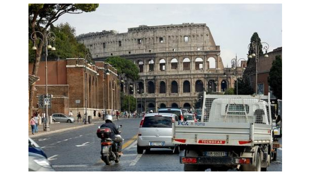 Immagine: Colosseo, Legambiente: Alemanno basta scuse, subito via le auto