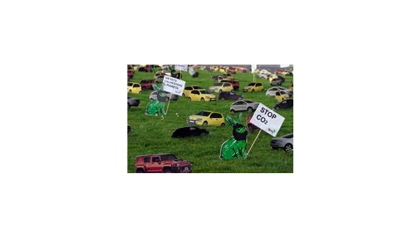 Immagine: Associazione Terra!: auto di cartone a Piazza Venezia per dire no alla CO2