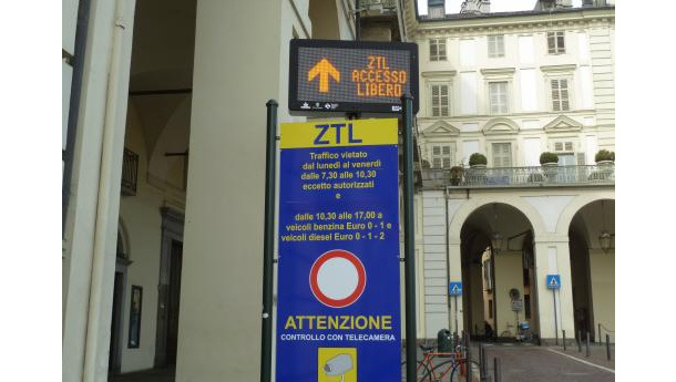 Immagine: Torino, agli accessi Ztl spuntano i pannelli elettronici 