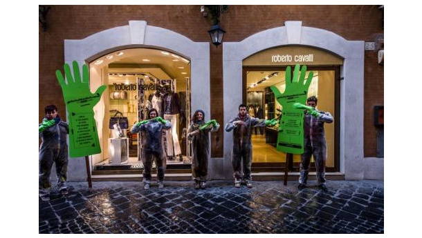 Immagine: GREENPEACE: A ROMA I GUANTI VERDI SFIDANO L’ALTA MODA