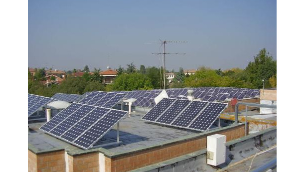 Immagine: Bari, pannelli fotovoltaici sui tetti delle scuole. Alle battute finali i lavori sul plesso Tauro