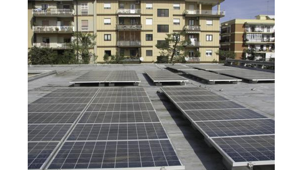 Immagine: Bari, primo fotovoltaico sui tetti scolastici. Ma entro l'anno saranno 78 gli istituti interessati