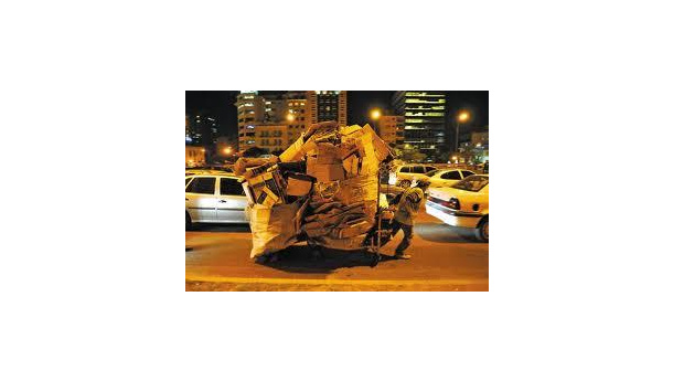 Immagine: A rubar carta e cartone in via Montenapoleone