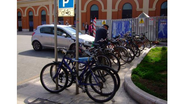 Immagine: Bari, trofeo Tartaruga all’auto (anche se elettrica) e allo scooter. La bici il mezzo più veloce