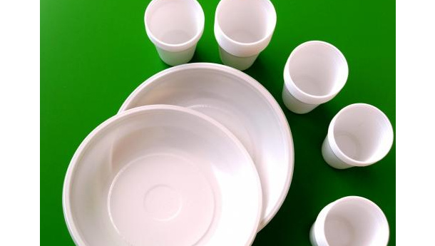 Immagine: Piatti e bicchieri monouso in plastica: il punto su consumo, raccolta e riciclo