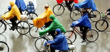Milano, la domenica a spasso dimezzata dal maltempo | Video