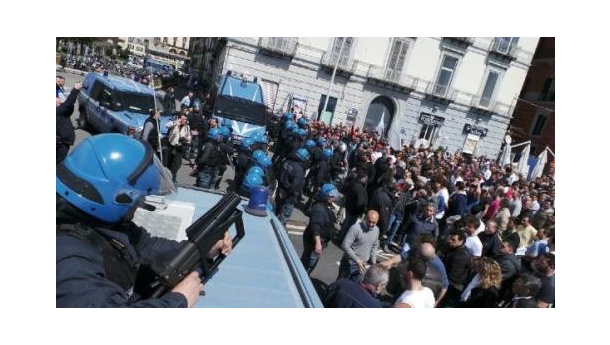 Immagine: Napoli, commercianti contro la ztl, volano i lacrimogeni