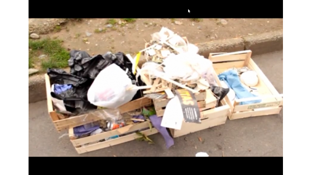 Immagine: Le sentinelle dei rifiuti al mercato di corso Brunelleschi | Video