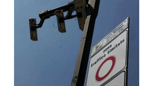 Immagine: A Bari vecchia, i clan contro «la zona a traffico limitato». Spacciatori disturbati dalle telecamere?