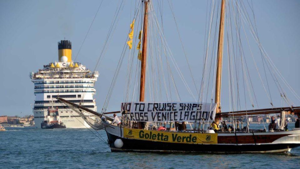 Immagine: Venezia, fischi di protesta per le grandi navi da crociera esonerate dal blocco