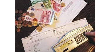 Luce e gas, gli italiani sprecano 200 euro l'anno. Ecco i consigli per risparmiare