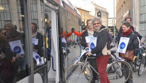 Immagine: Le bici vedono la luce: dal 4 maggio trasportabili gratis anche su due tram milanesi