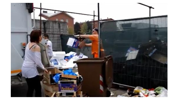 Immagine: Le sentinelle dei rifiuti al mercato di piazza Europa a Chieri