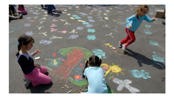 Immagine: 100 Strade per Giocare 2013: bambini a scuola in bici e a piedi