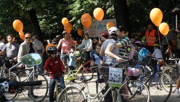 Immagine: Bimbimbici: a Torino domenica 12 maggio si pedala tra il Parco Ruffini e le Vallere