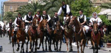 La Cavalcata Sarda si tinge di verde: acqua del sindaco, raccolta differenziata e bonus ai virtuosi