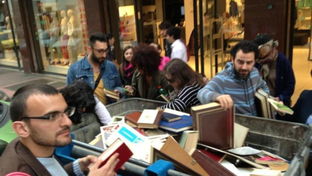 Immagine: Bari, libri gettati nel bidone della carta. Una libreria gratuita a cielo aperto