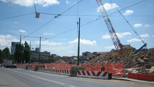 Immagine: Via Procaccini angolo Niccolini, uno spazio vuoto a Milano